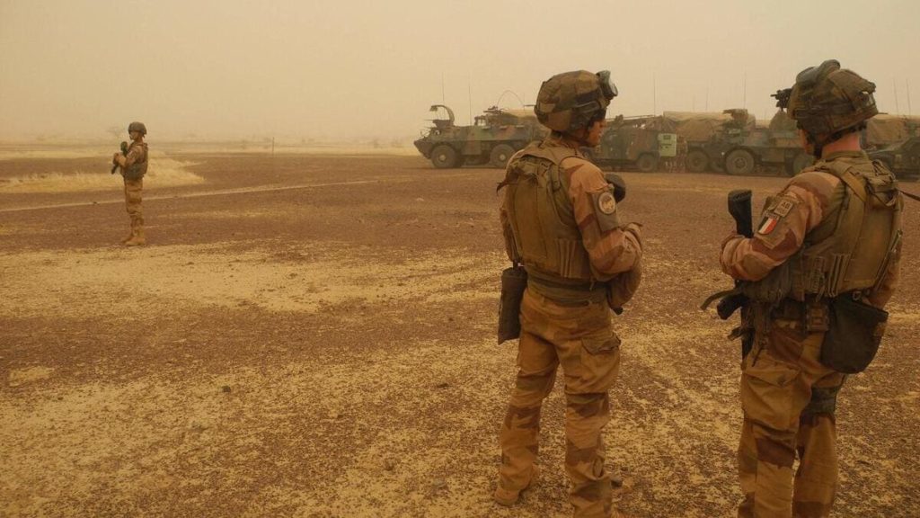 Soldati francesi controllano una regione del Mali, nel Sahel, nell'ambito dell'Operazione Barkhane