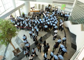 Un ingente numero di forze di polizia fa irruzione nella sede dell'Apple Daily a Hong Kong