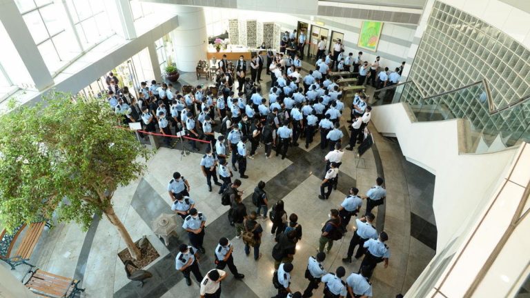 Hong Kong va oltre Mao: colpirne cento per educare tutti