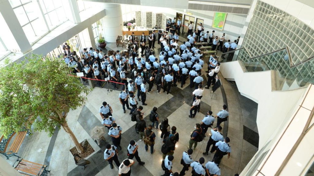 Un ingente numero di forze di polizia fa irruzione nella sede dell'Apple Daily a Hong Kong