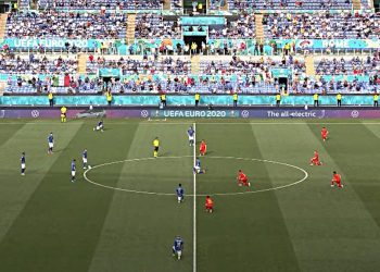 I giocatori in ginocchio prima di Italia-Galles a Euro 2020