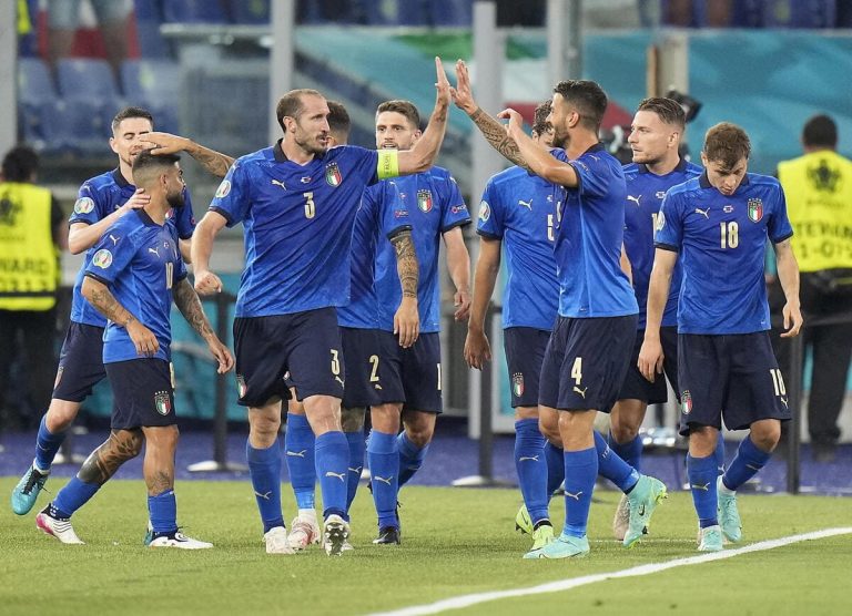 Inginocchiarsi per cosa e davanti a chi?