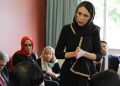 La premier della Nuova Zelanda, Jacinda Ardern, visita la comunità islamica di Christchurch dopo la strage