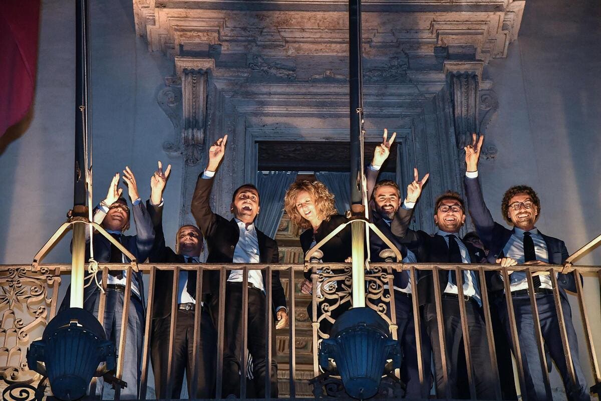 M5s, festeggiamenti al balcone
