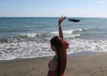 Una donna a Ostia toglie la mascherina