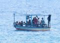 Una scialuppa di migranti al largo di Lampedusa nel Mediterraneo