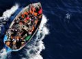 Un barcone di migranti diretto a Lampedusa
