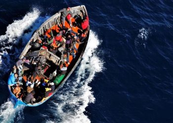 Un barcone di migranti diretto a Lampedusa