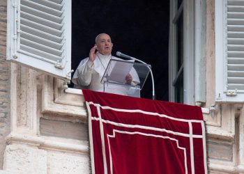 Papa Francesco recita l'Angelus in Piazza San Pietro a Roma