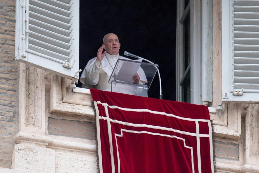 Papa Francesco recita l'Angelus in Piazza San Pietro a Roma