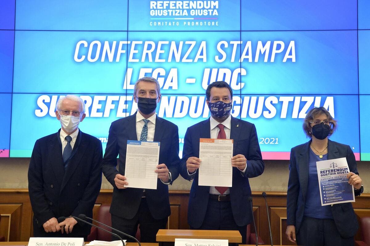 Matteo Salvini presenta i quesiti del referendum per una giustizia giusta