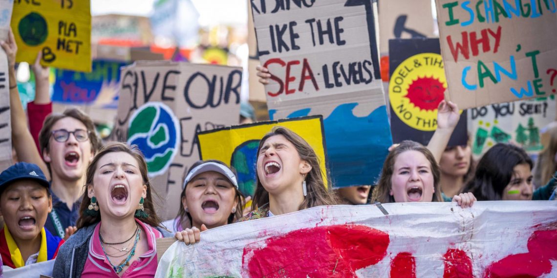 Studenti in sciopero urlano slogan contro il cambiamento climatico a Maastricht in Olanda