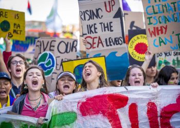 Studenti in sciopero urlano slogan contro il cambiamento climatico a Maastricht in Olanda