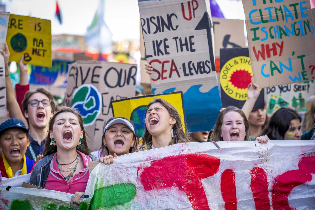 Studenti in sciopero urlano slogan contro il cambiamento climatico a Maastricht in Olanda