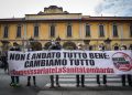 Manifestazione davanti al Pio Albergo Trivulzio, Milano, 10 aprile 2021.