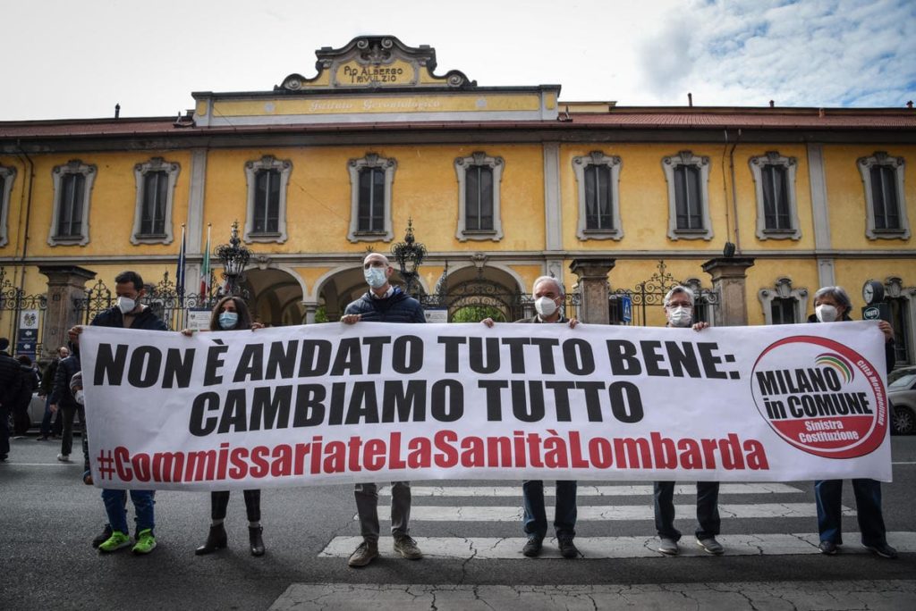 Manifestazione davanti al Pio Albergo Trivulzio, Milano, 10 aprile 2021.