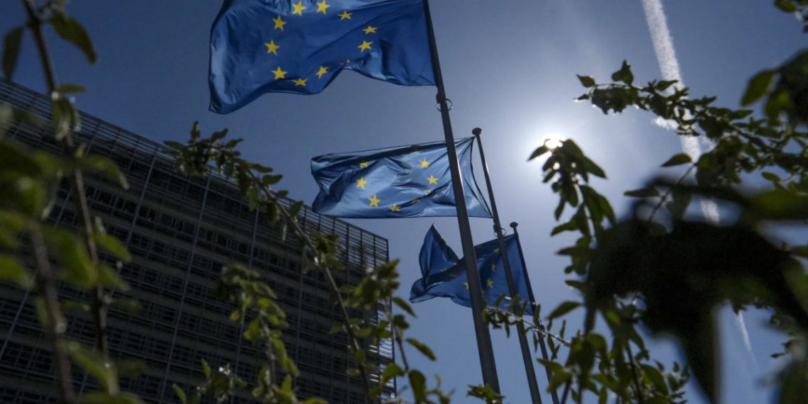 Bandiere dell'Europa all'esterno della sede della Commissione Ue a Bruxelles