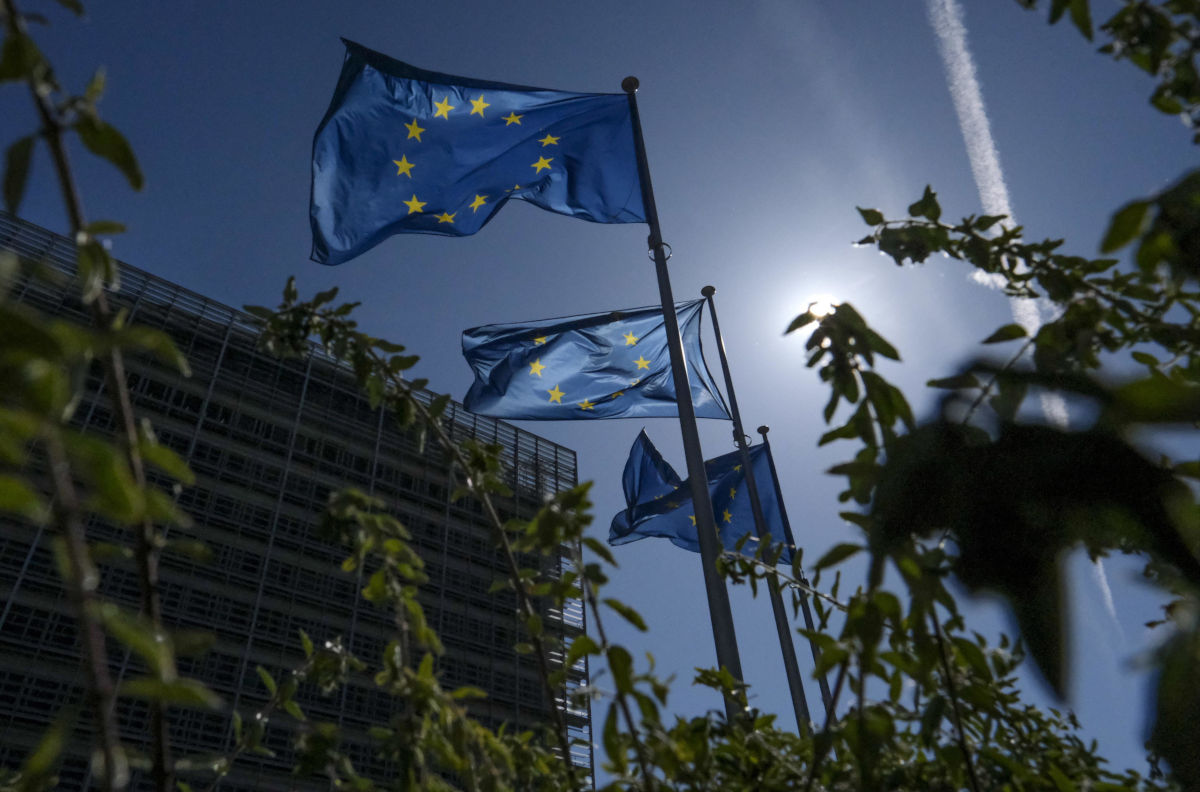 Bandiere dell'Europa all'esterno della sede della Commissione Ue a Bruxelles