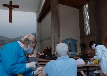 La somministrazione del vaccino anti Covid nella chiesa di San Paolo a Padova