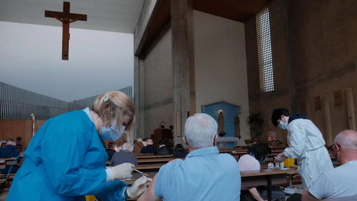 La somministrazione del vaccino anti Covid nella chiesa di San Paolo a Padova