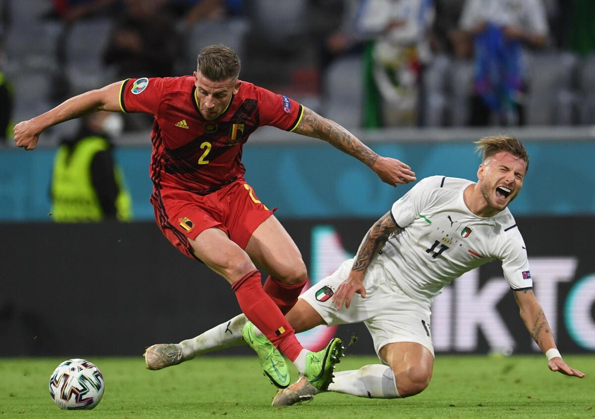 Toby Alderweireld e Ciro Immbole durante il quarto di finale Belgio Italia agli Europei 2020