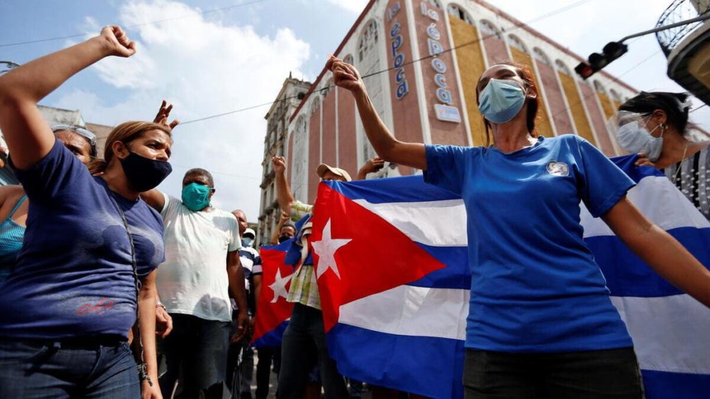 La popolazione protesta contro il regime comunista a L'Avana, Cuba