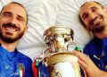 Italia campione d’Europa, Leonardo Bonucci pubblica sul suo profilo Instagram una foto con Giorgio Chiellini e la coppa. «Tranquilli, dorme al sicuro: la proteggiamo noi»