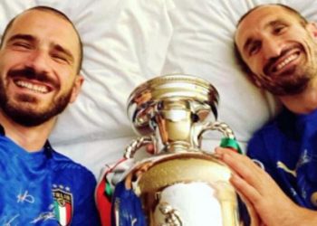 Italia campione d’Europa, Leonardo Bonucci pubblica sul suo profilo Instagram una foto con Giorgio Chiellini e la coppa. «Tranquilli, dorme al sicuro: la proteggiamo noi»