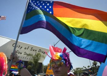 California, al Pride di San Diego sventola la bandiera americana arcobaleno