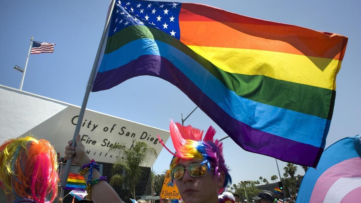 California, al Pride di San Diego sventola la bandiera americana arcobaleno