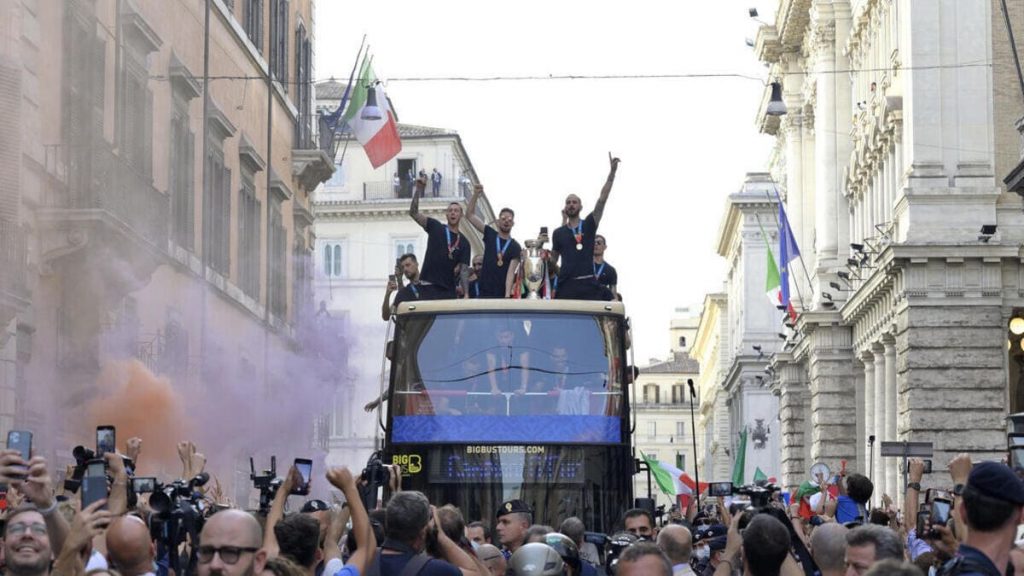 La nazionale di calcio italiana sfila a Roma con la coppa di Euro 2020