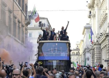 La nazionale di calcio italiana sfila a Roma con la coppa di Euro 2020