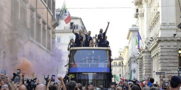 La nazionale di calcio italiana sfila a Roma con la coppa di Euro 2020