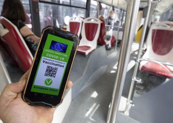 Green pass, il governo lavora alla mediazione sull'obbligo nei bar e nei trasporti