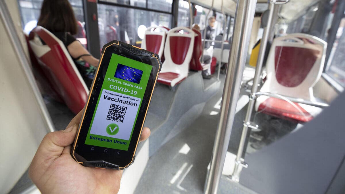 Green pass, il governo lavora alla mediazione sull'obbligo nei bar e nei trasporti