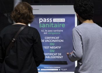 Manifesto su obbligo di green pass in Francia