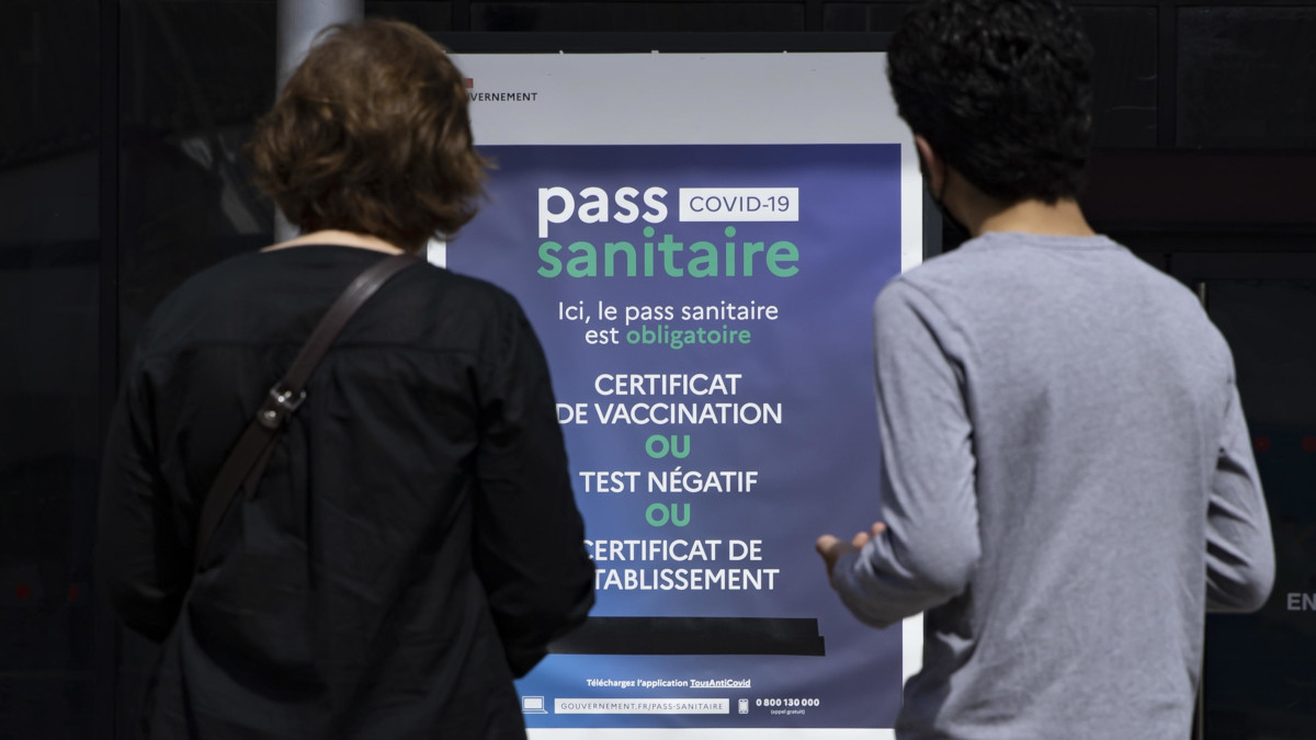 Manifesto su obbligo di green pass in Francia