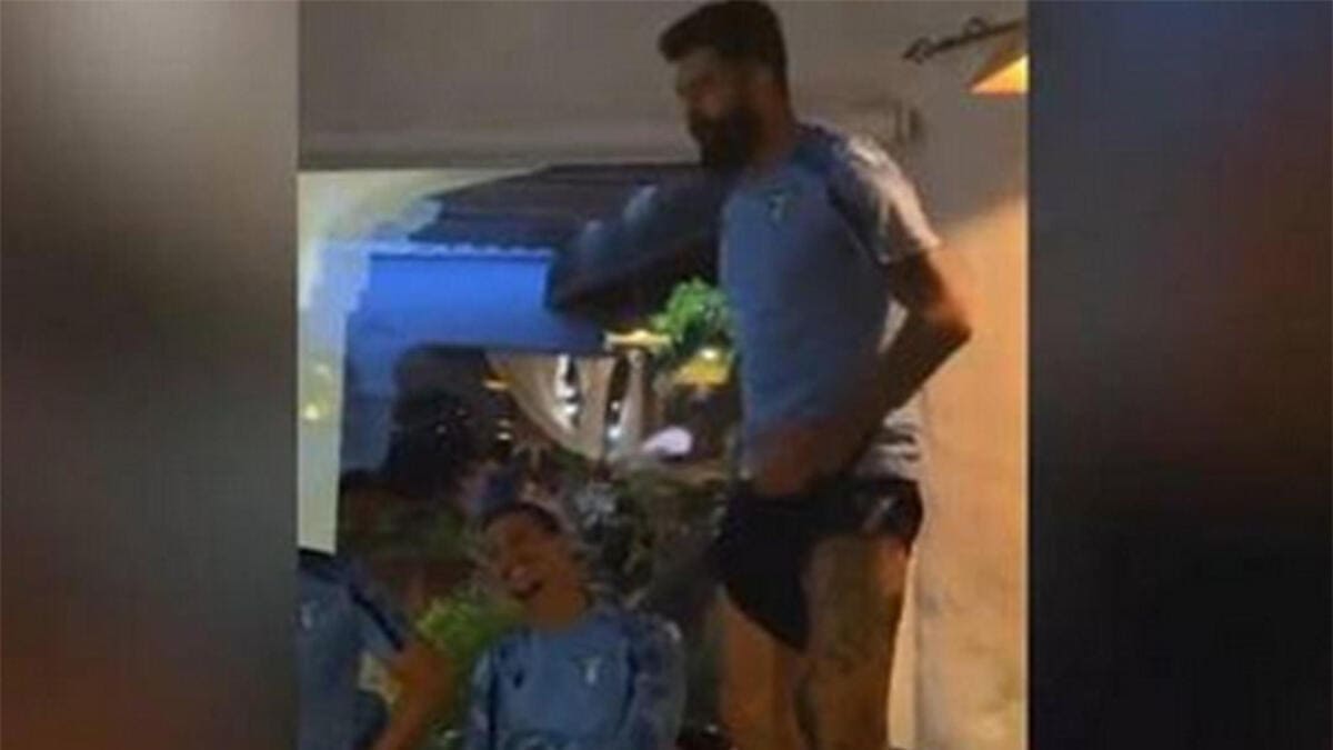 Il calciatore Elseid Hysaj si presenta alla Lazio cantando Bella Ciao