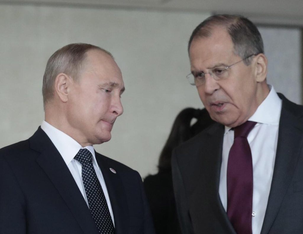 Il presidente della Russia Vladimir Putin e il ministro degli Esteri Sergei Lavrov