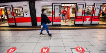 Covid, donna con mascherina nella metropolitana di Milano