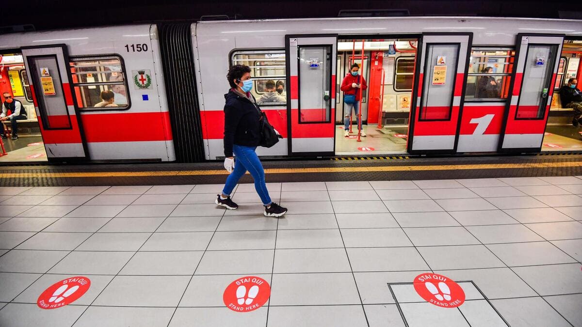 Covid, donna con mascherina nella metropolitana di Milano