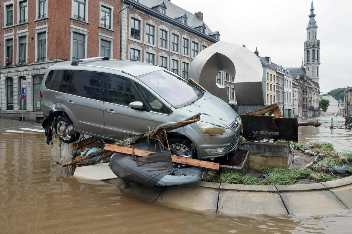Un'auto schiantata su una rotonda dall'inondazione dovuta al maltempo a Verviers in Belgio