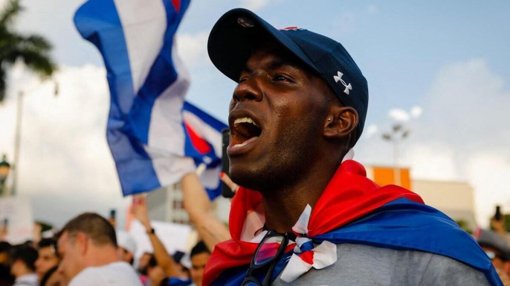 Un nero protesta a Cuba contro il regime comunista