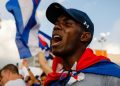 Un nero protesta a Cuba contro il regime comunista