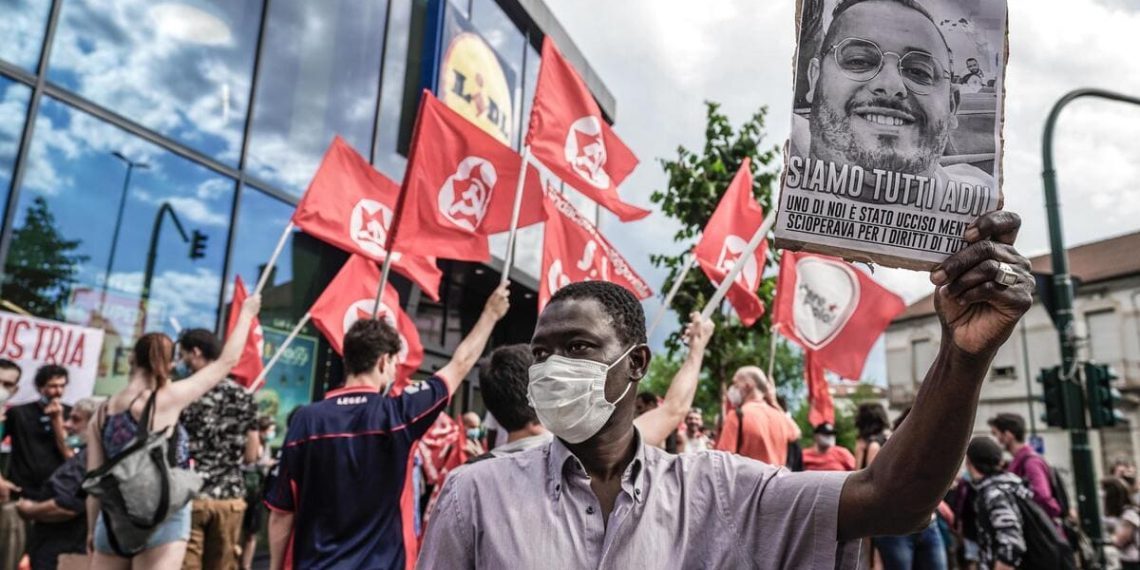 Manifestazione Cobas di fronte a un negozio Lidl dopo la morte di Adil Belakhdim, Torino, 24 giugno 2021