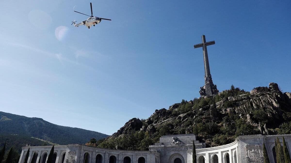 L’esumazione di Franco dalla Valle dei caduti 