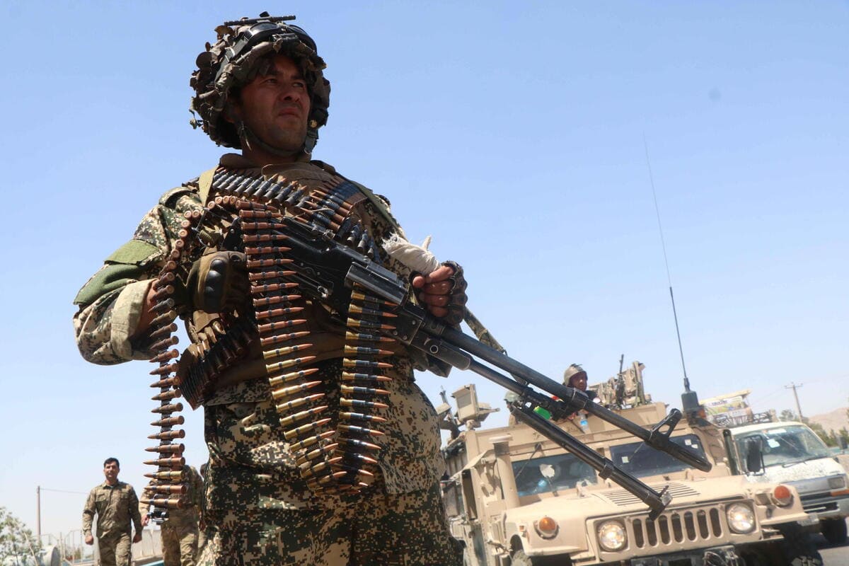 Afghanistan, un soldato impugna un fucile