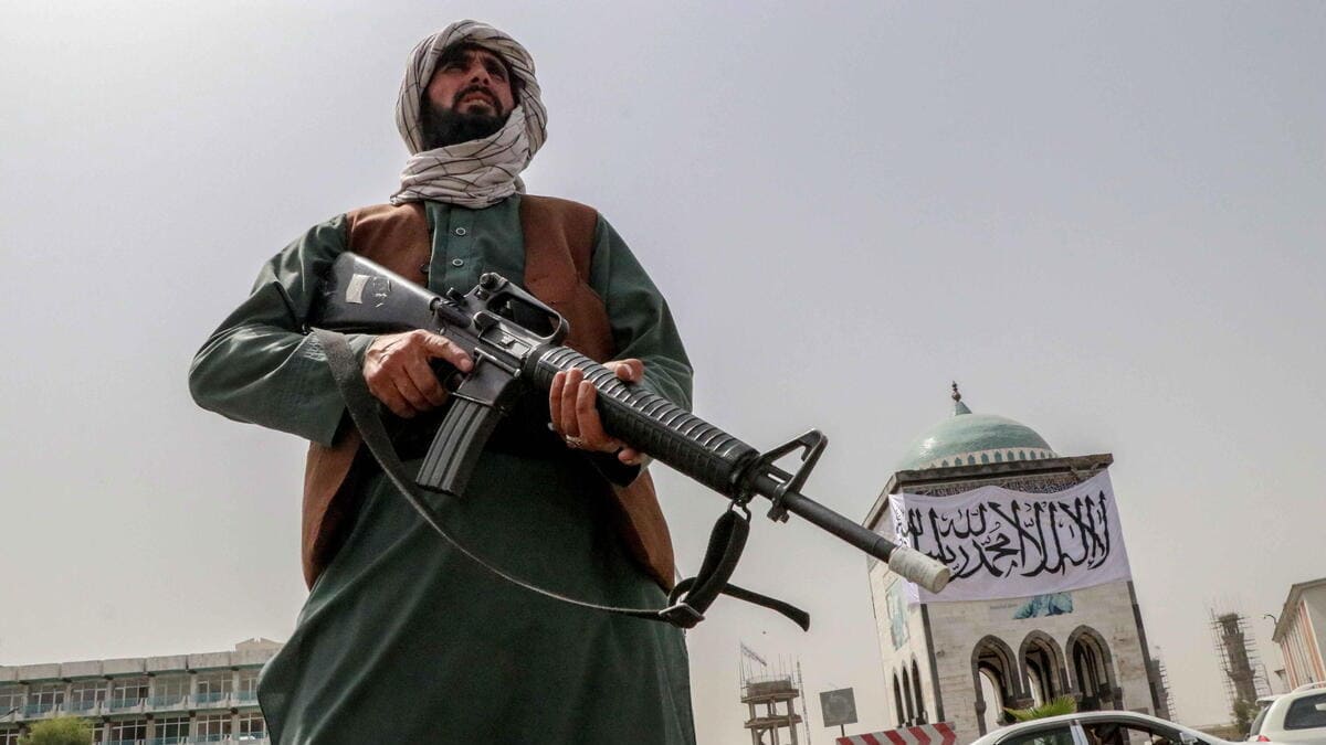 Un soldato dei talebani controlla il centro di Kandahar in Afghanistan