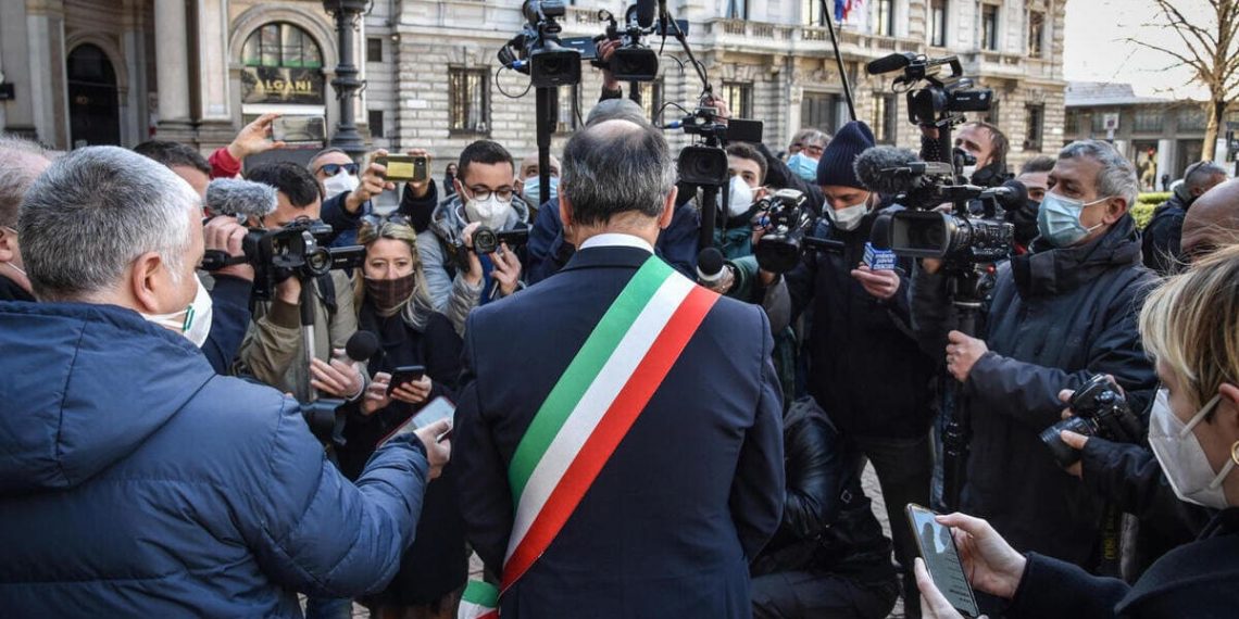 Beppe Sala, sindaco di Milano, accerchiato dai giornalisti