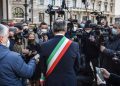 Beppe Sala, sindaco di Milano, accerchiato dai giornalisti